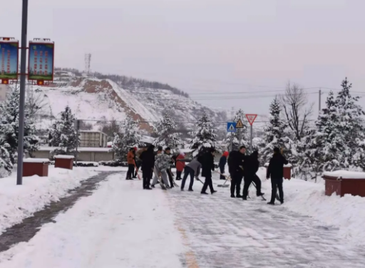 瑞雪兆豐年 掃雪保安全——市產(chǎn)投集團團委組織開展積雪清掃活動(圖2)